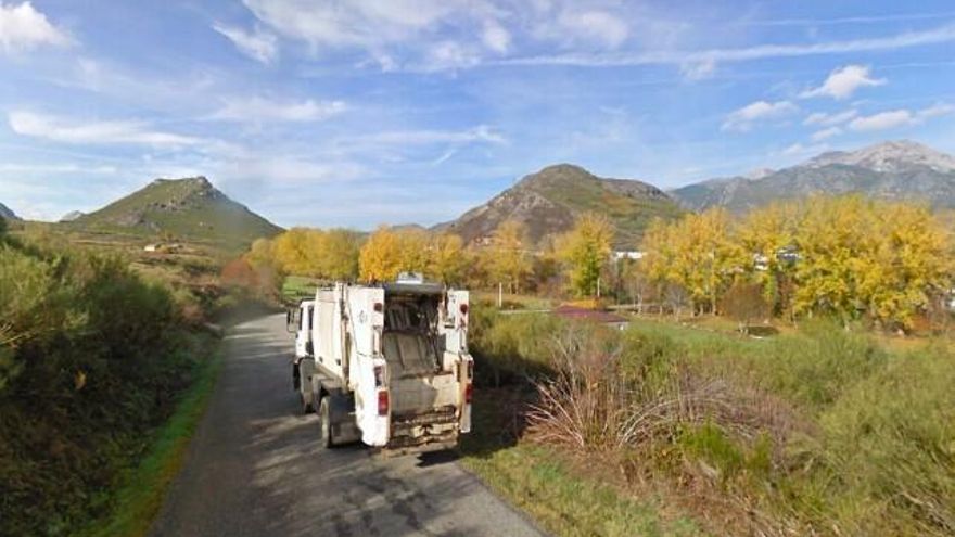 Un camión de la basura por la estrecha carrera de acceso a Riolago de Babia.