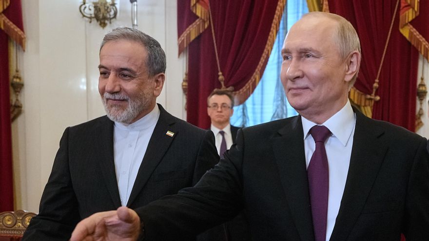 El presidente ruso Vladímir Putin (dcha.) y el ministro de Exteriores iraní, Abbas Araghchi, caminan para asistir a sus conversaciones en la Biblioteca Presidencial Borís Yeltsin en San Petersburgo, Rusia, el 27 de abril de 2026. (Rusia, San Petersburgo) EFE/EPA/DMITRI LOVETSKY / POOL