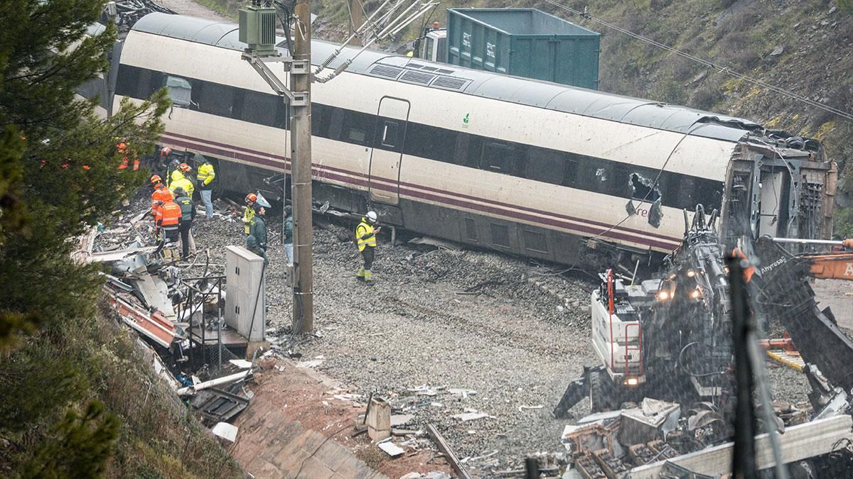 Las gruas trabajan en los vagones del Alvia siniestrado