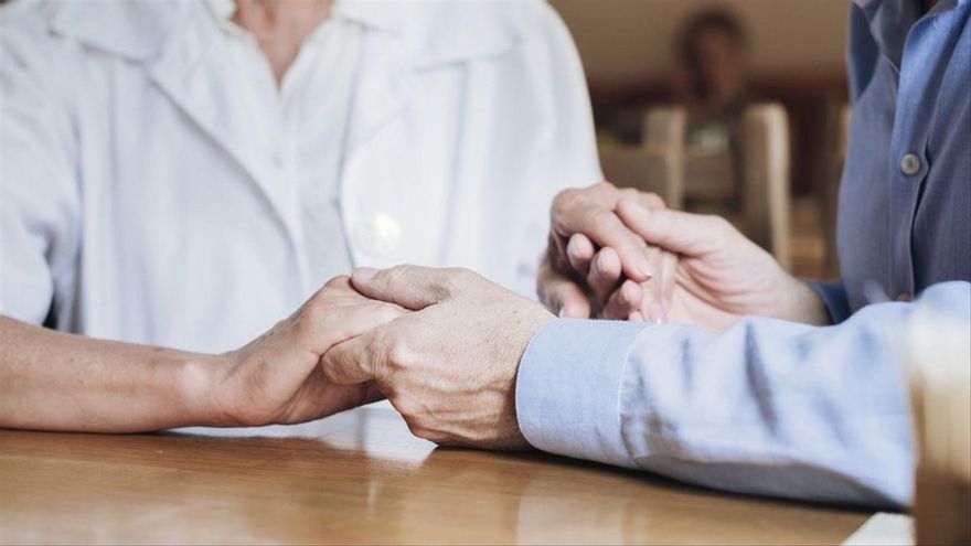 Cerca de 2.300 personas esperan su resolución de grado de dependencia en Extremadura