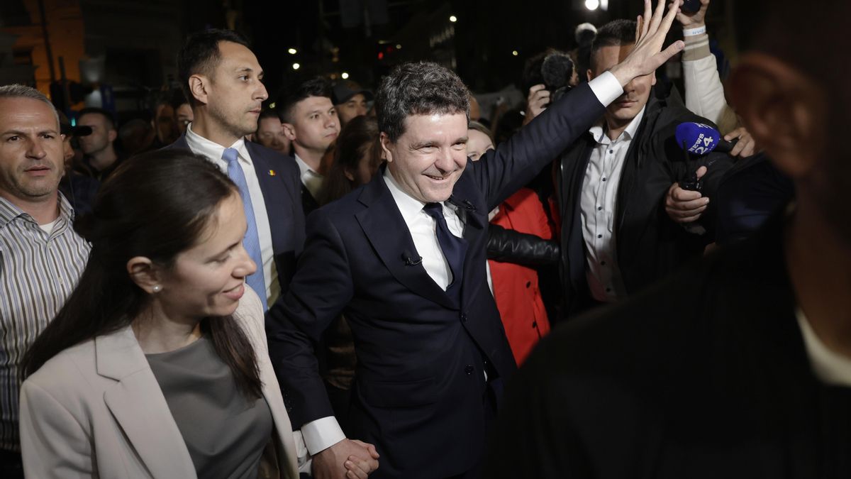 Nicusor Dan celebra los resultados electorales de este domingo. EFE/Bogdan Cristel