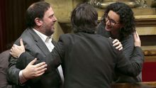 Rovira saluda a Puigdemont durante su investidura en presencia de Junqueras