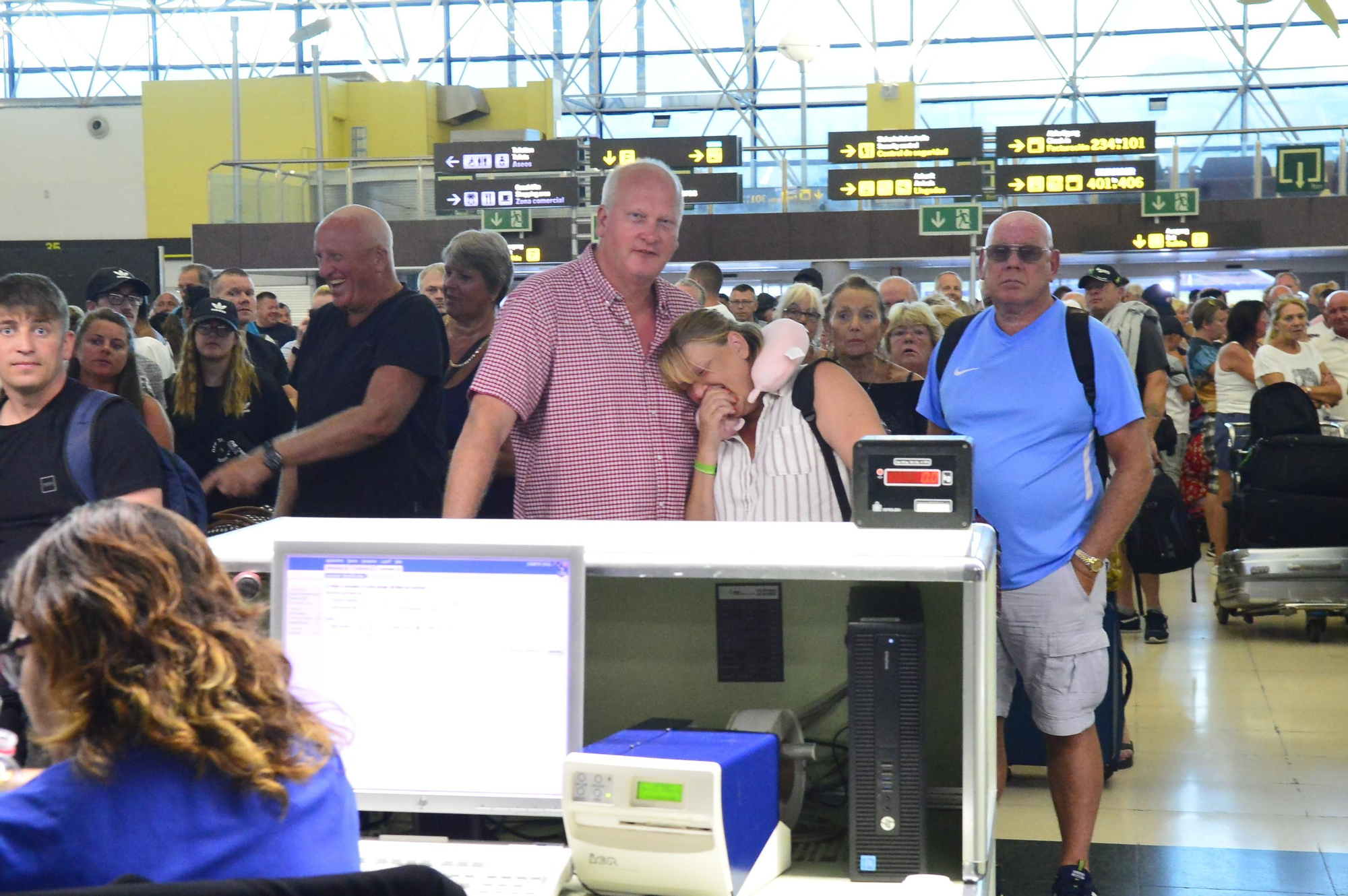 Turistas afectados por el quiebre de Thomas Cook llegan al aeropuerto de Gran Canaria. (Ángel Sarmiento).