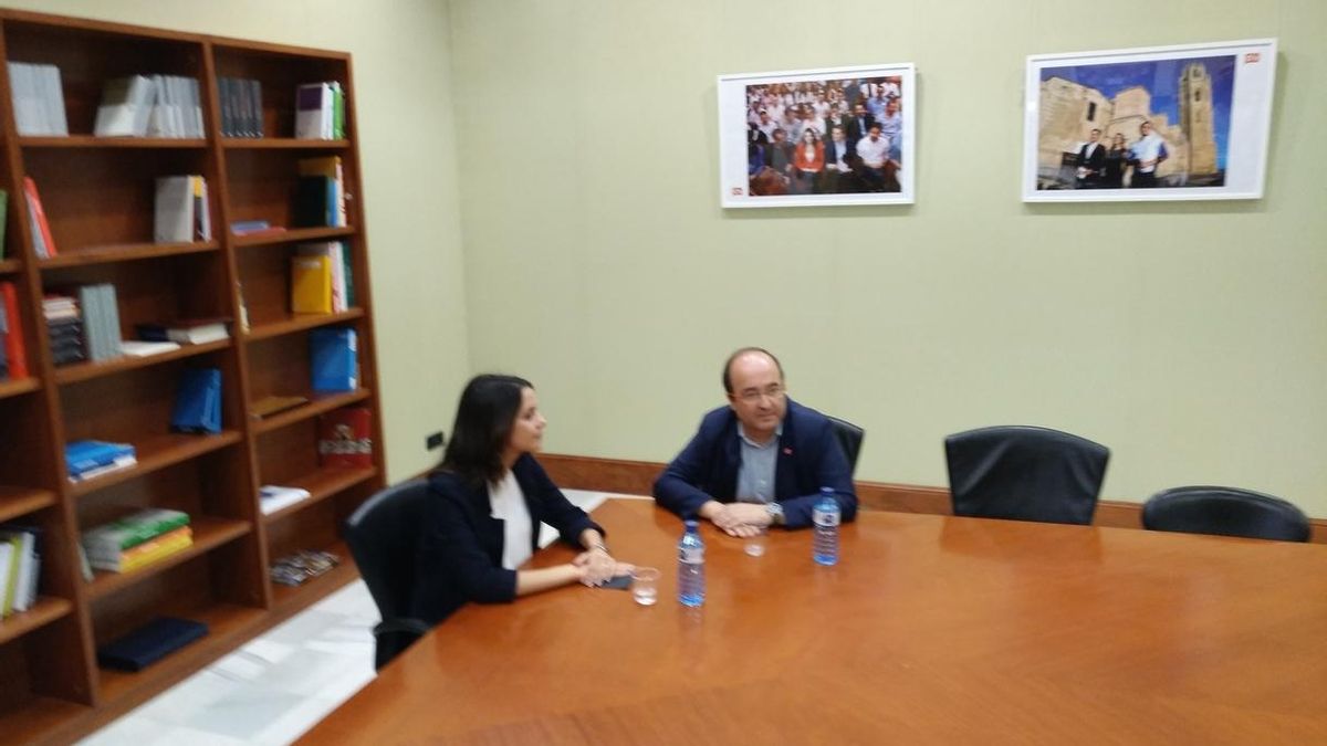 Iceta traslada a Arrimadas que no comparte una moción de censura y que la única salida son elecciones anticipadas