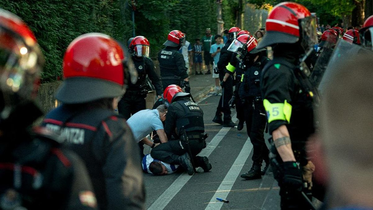 La Ertzaintza detiene a un seguidor del Alavés