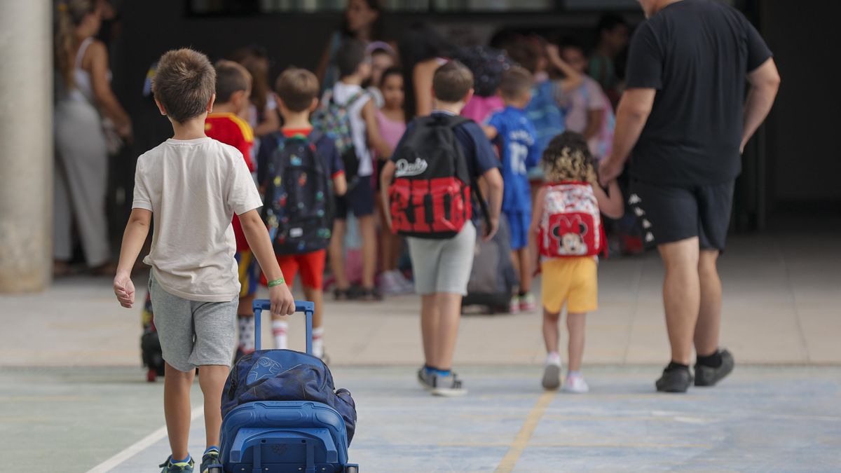 niños entrando a las aulas