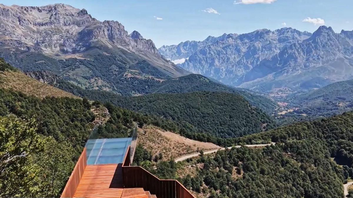 El reformado mirador de Piedrashitas: acero corten, madera y metacrilato hacia el valle de Sajambre.