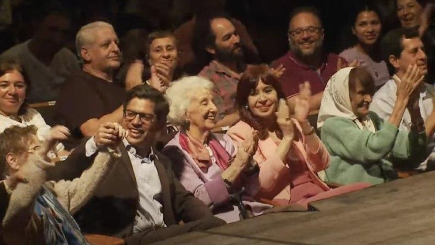 Frío saludo entre Cristina y Kicillof en un acto de Abuelas de Plaza de Mayo, en medio de la tensión por la interna del PJ