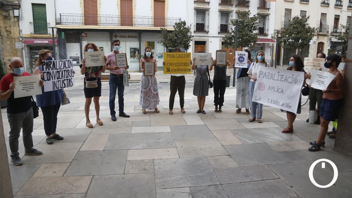 Concentración del personal interino y laboral indefinido no fijo en las puertas del Ayuntamiento de Córdoba