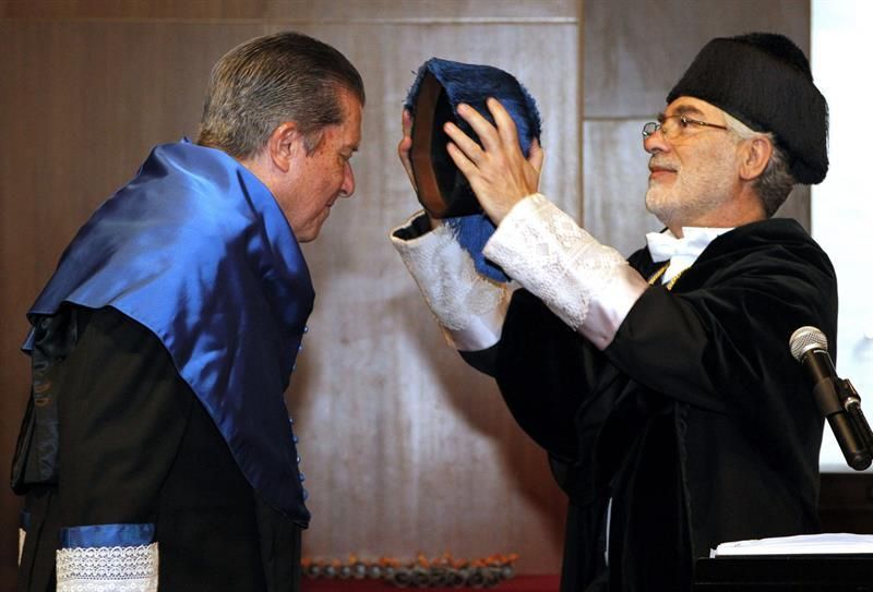 El rector de la Universidad de Las Palmas de Gran Canaria, José Regidor, pone el birrete al ex director general de la Unesco Federico Mayor Zaragoza durante el acto de su investidura como Doctor Honoris Causa de esta institución universitaria.