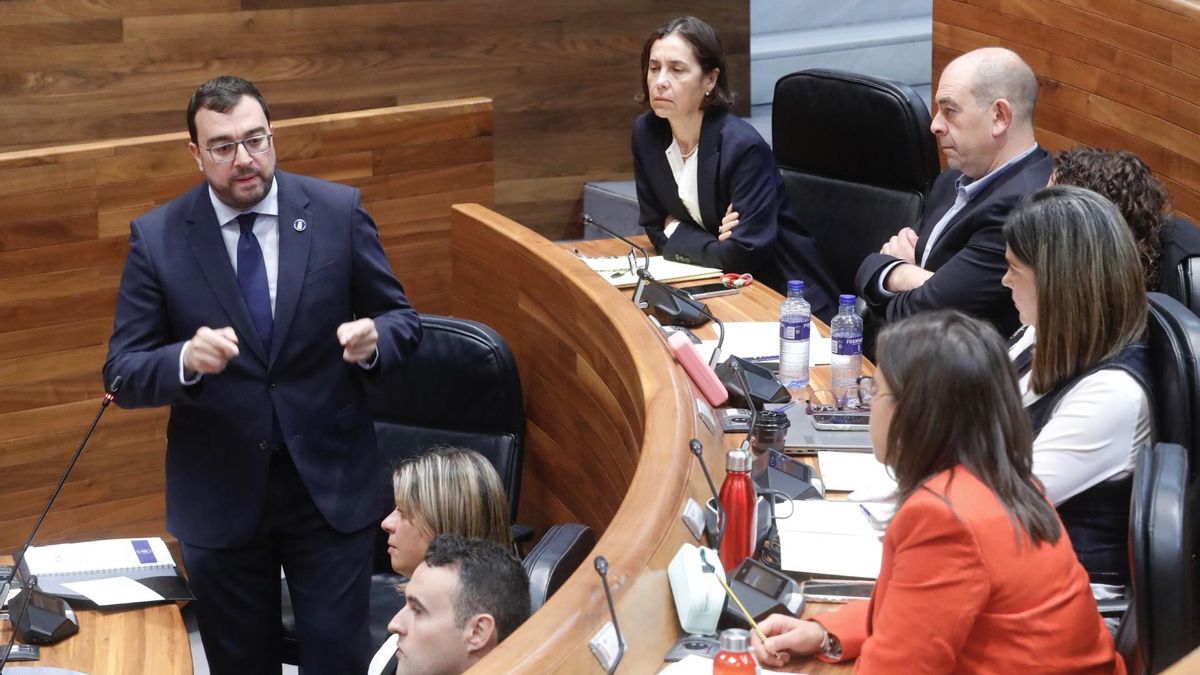 Adrián Barbón, en el pleno de la Junta General.