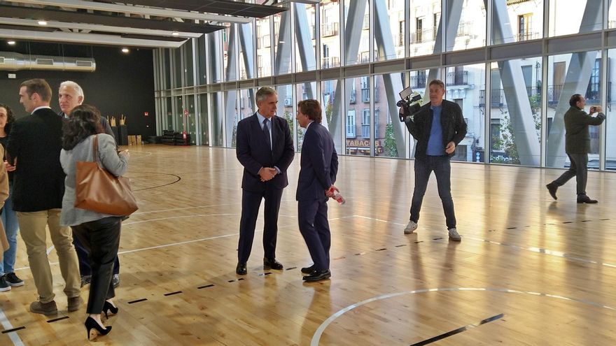 Un paseo, pocas palabras y quejas a Almeida en la inauguración del nuevo polideportivo de La Cebada