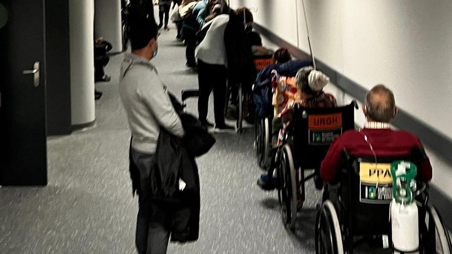 Un médico de Urgencias en Toledo: "Cuando ves a 20 pacientes esperando en un pasillo no es frustrante, es imposible"