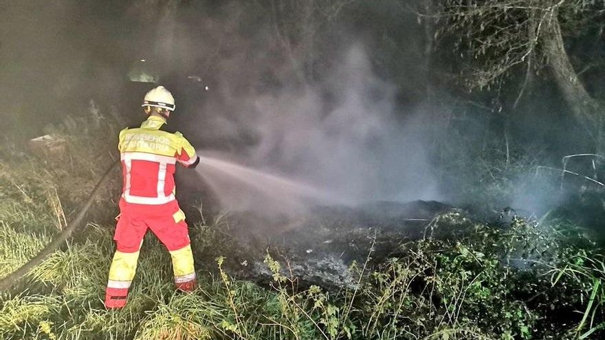 Bombero sofocando un incendio