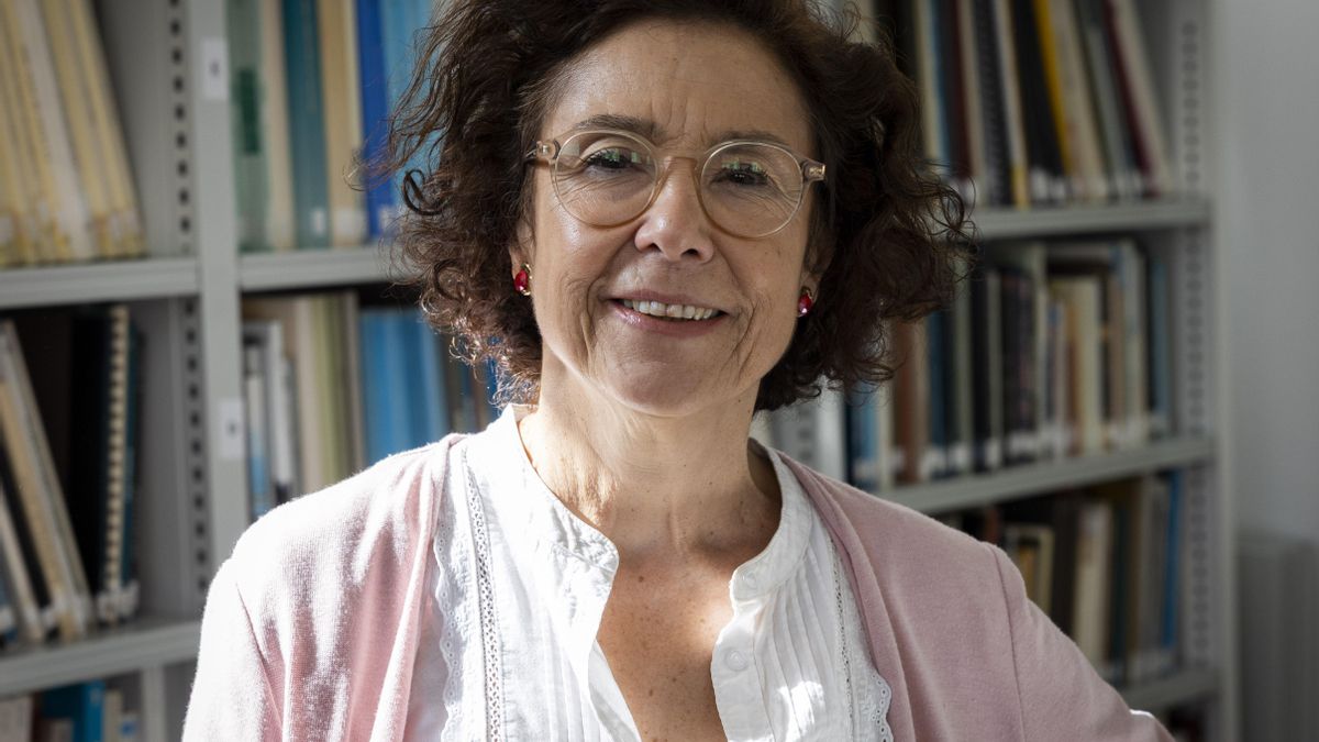 La historiadora del arte y directora del museo se encarga del inventariado de las piezas junto a un equipo de expertos que le acompañan.