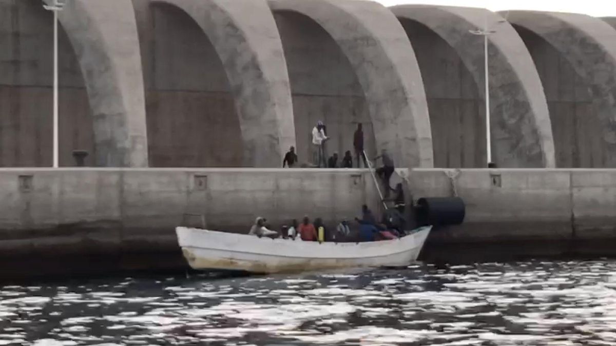 Momento de la llegada de los inmigrantes al Puerto de Tazacorte.