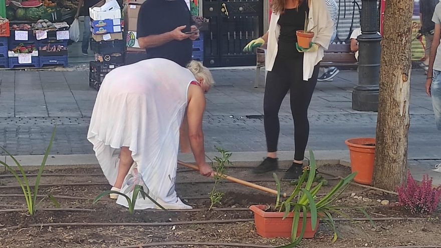 Lavapiés responde al "vandalismo institucional" de Almeida a golpe de azada: "Gloria vuelve más Fuerte"