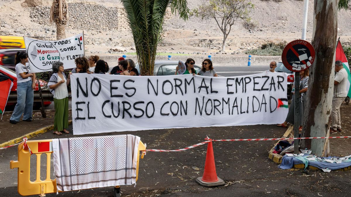 La Red Universitaria por Palestina de la ULPGC frente al rectorado donde se ha celebrado el acto inaugural del curso.