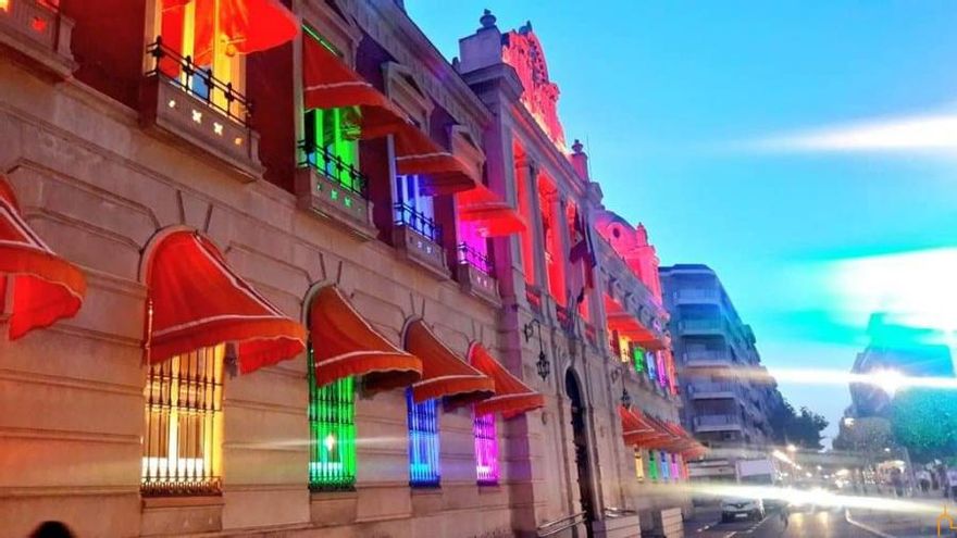 La Diputación de Ciudad Real, iluminado con los colores de la bandera arcoíris