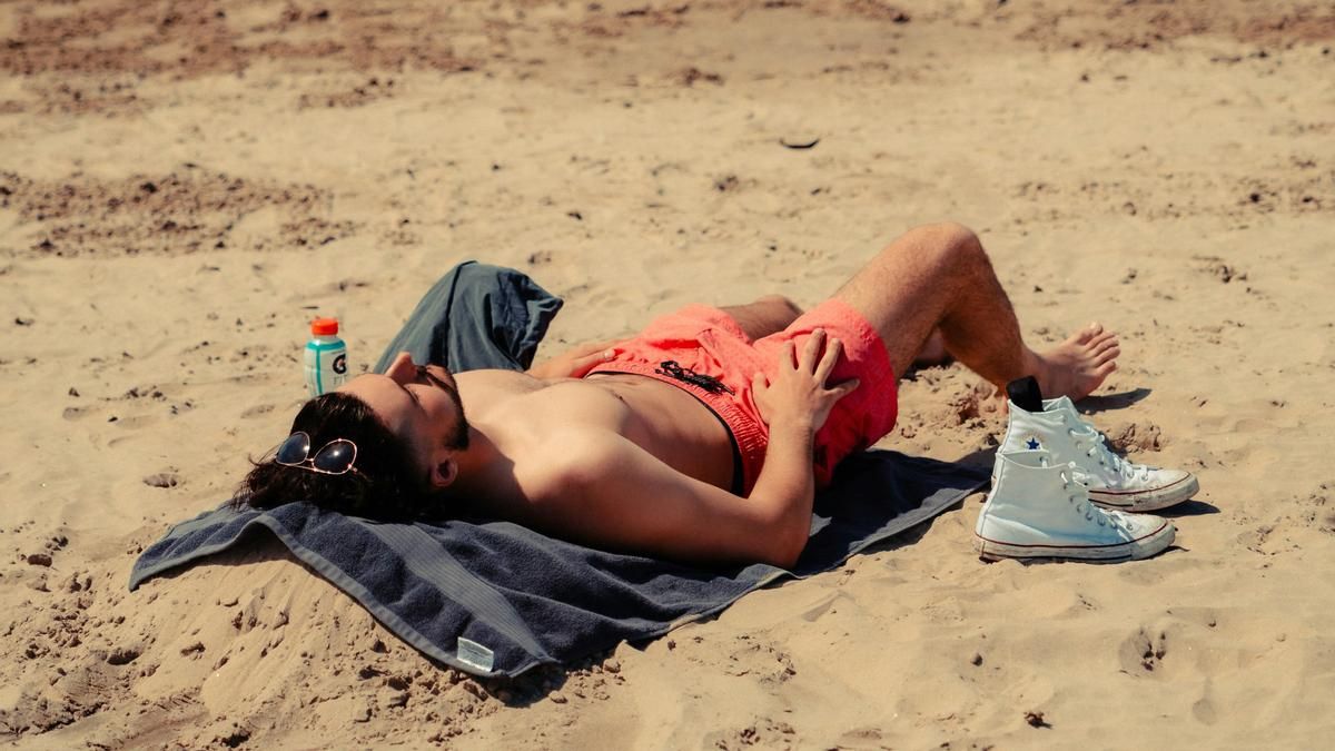 El problema de los jóvenes que chequean el índice UV en el móvil para broncearse: "Cuanto más alto, mayor es el riesgo"