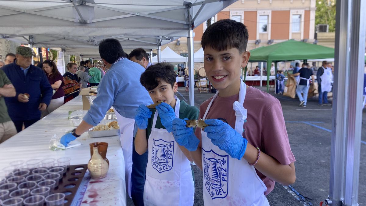 Reparto del pan, el pez y el vino en Logroño: generaciones unidas para honrar la resistencia al asedio de 1521