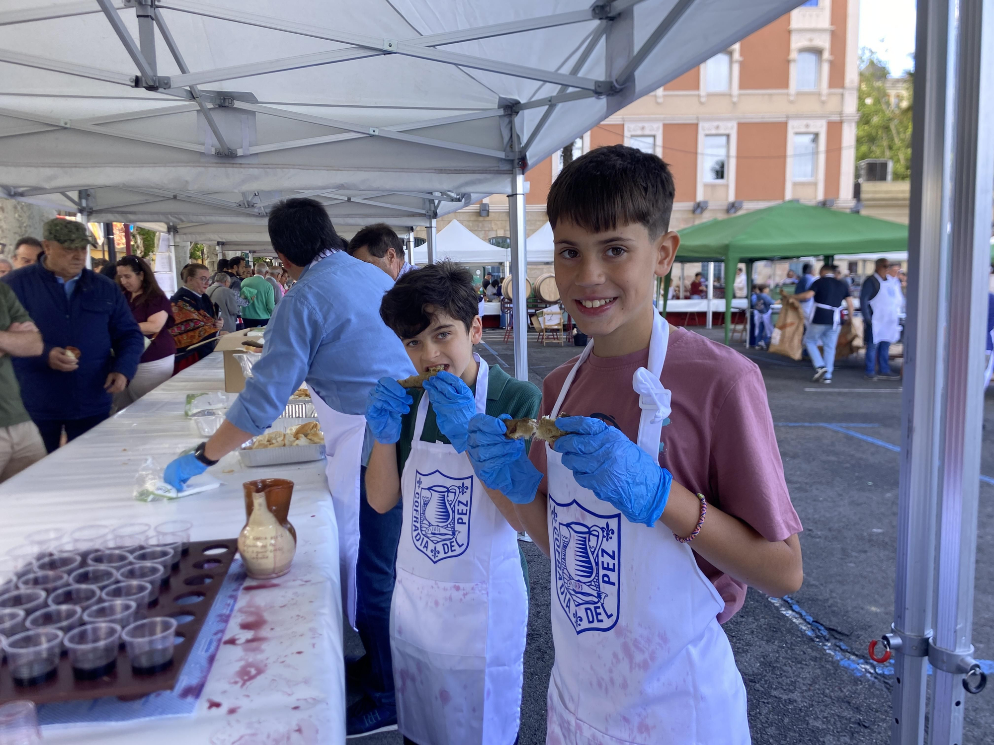 Reparto del pan, el pez y el vino por San Bernabé en Logroño