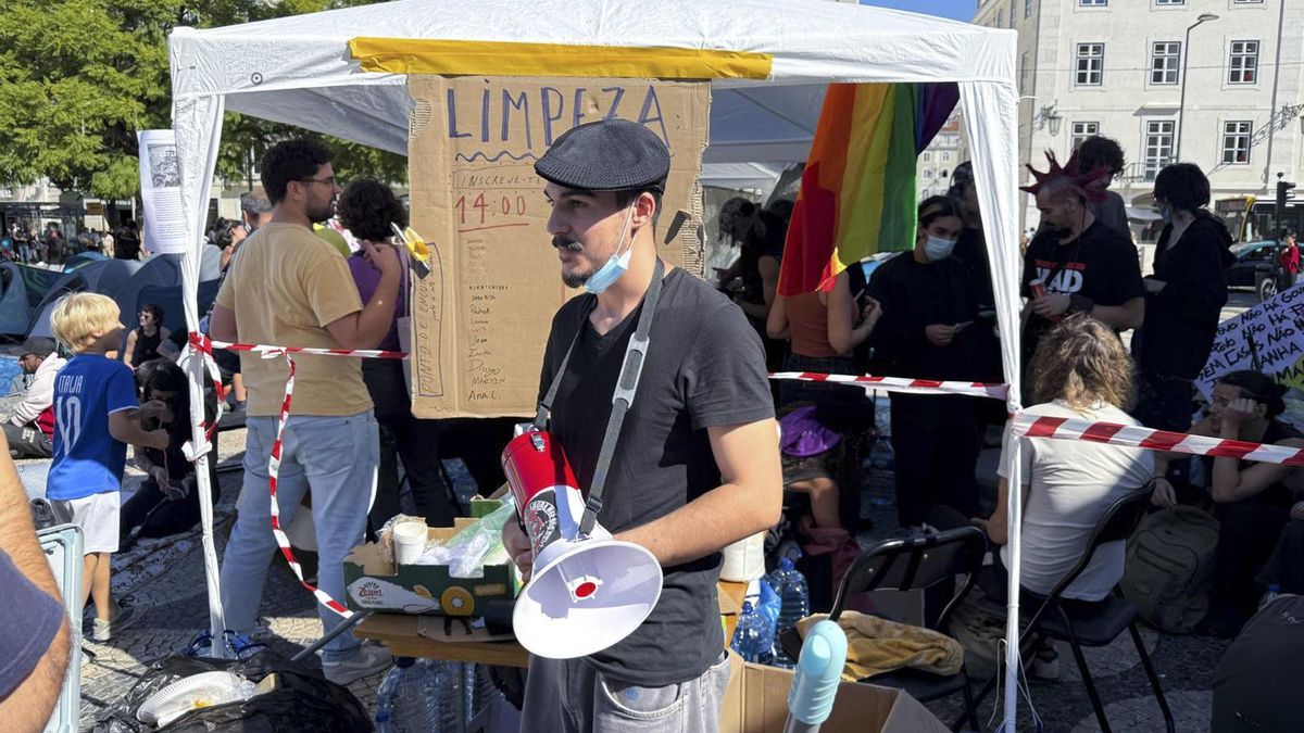 Cientos de personas permanecen acampadas en la plaza del Rossio de Lisboa, para reclamar viviendas asequibles, este domingo. EFE/ Manuel Fuentes