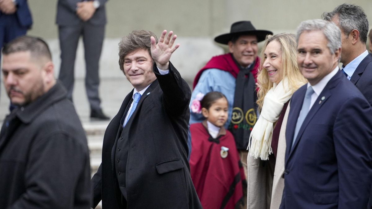 Javier Milei camina de la Casa Rosada a la Catedral Metropolitana este 25 de mayo.