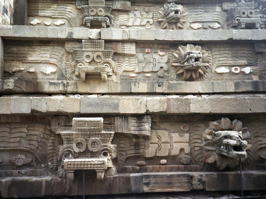 Esculturas en el Templo de Quetzalcóatl. Esta es la zona más 'moderna' de Teotihuacán.