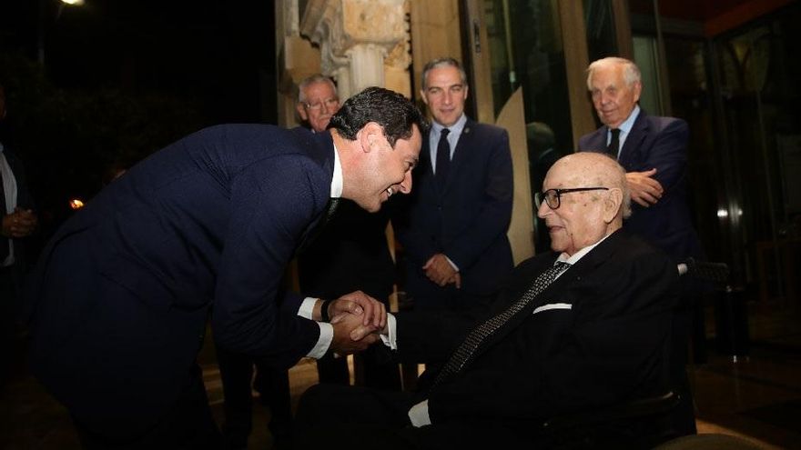 El Parlamento de Andalucía albergará un busto de Clavero Arévalo a petición de Moreno y pese al cabreo interno en el PSOE