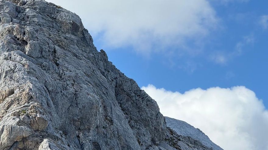 El helicóptero rescata a un escalador que se precipitó 20 metros en Picos de Europa