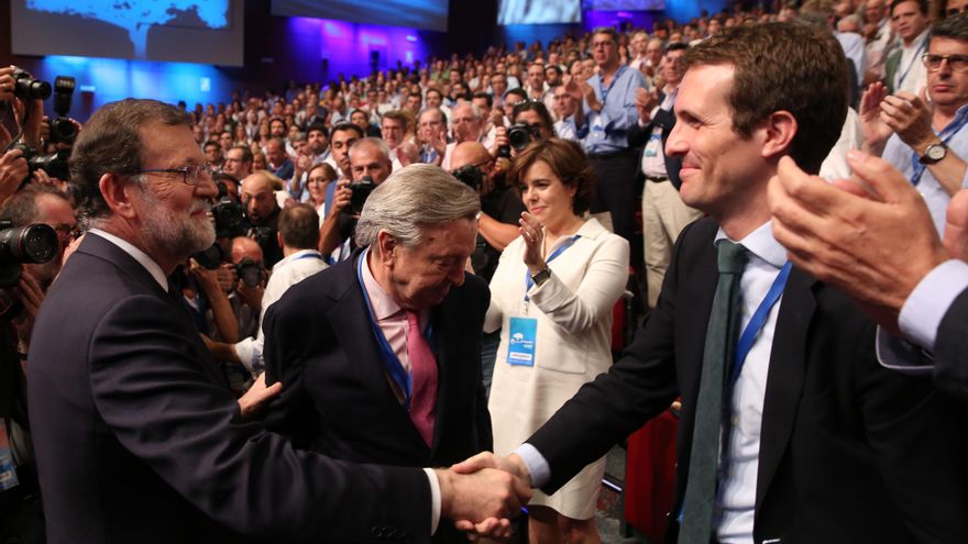 Rajoy felicita a Casado por su triunfo en las primarias del PP de julio de 2018.
