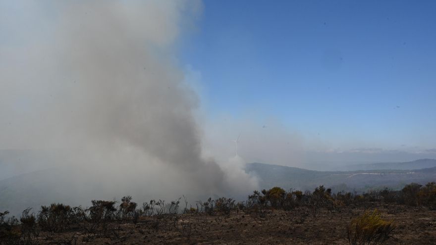 Humo debido al incendio de Murias de Ponjos (León), que mantiene desalojadas las poblaciones de Rosales, Folloso y Andarraso, y evoluciona a favor tras los intensos trabajos de extinción nocturnos. EFE/J.Casares