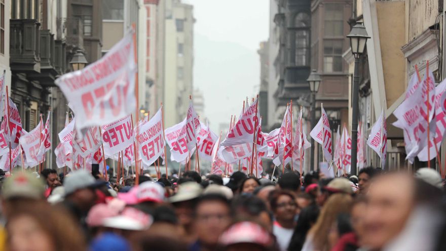Miles de maestros se concentran en Lima para exigir sueldos y pensiones dignas