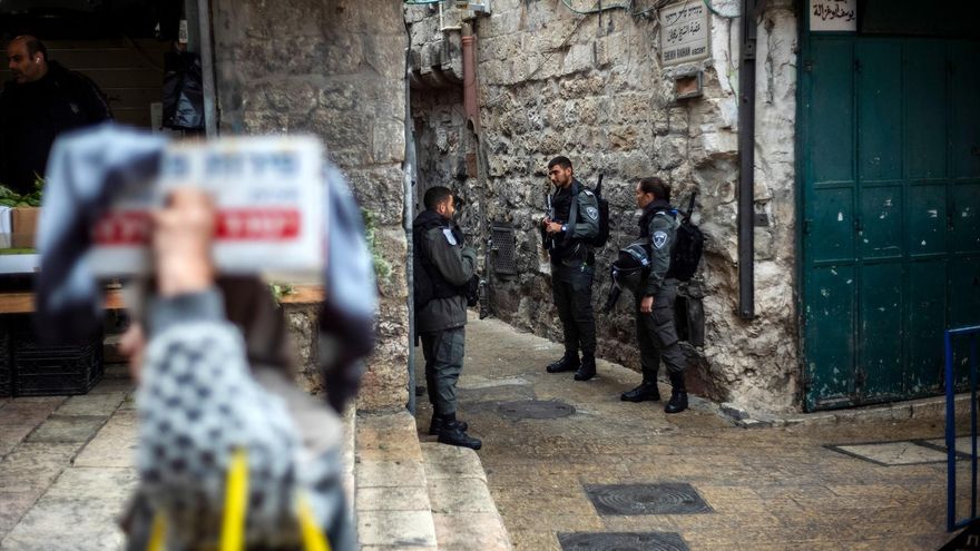 La policía israelí irrumpe en una reputada librería palestina de Jerusalén Este y detiene a sus dueños
