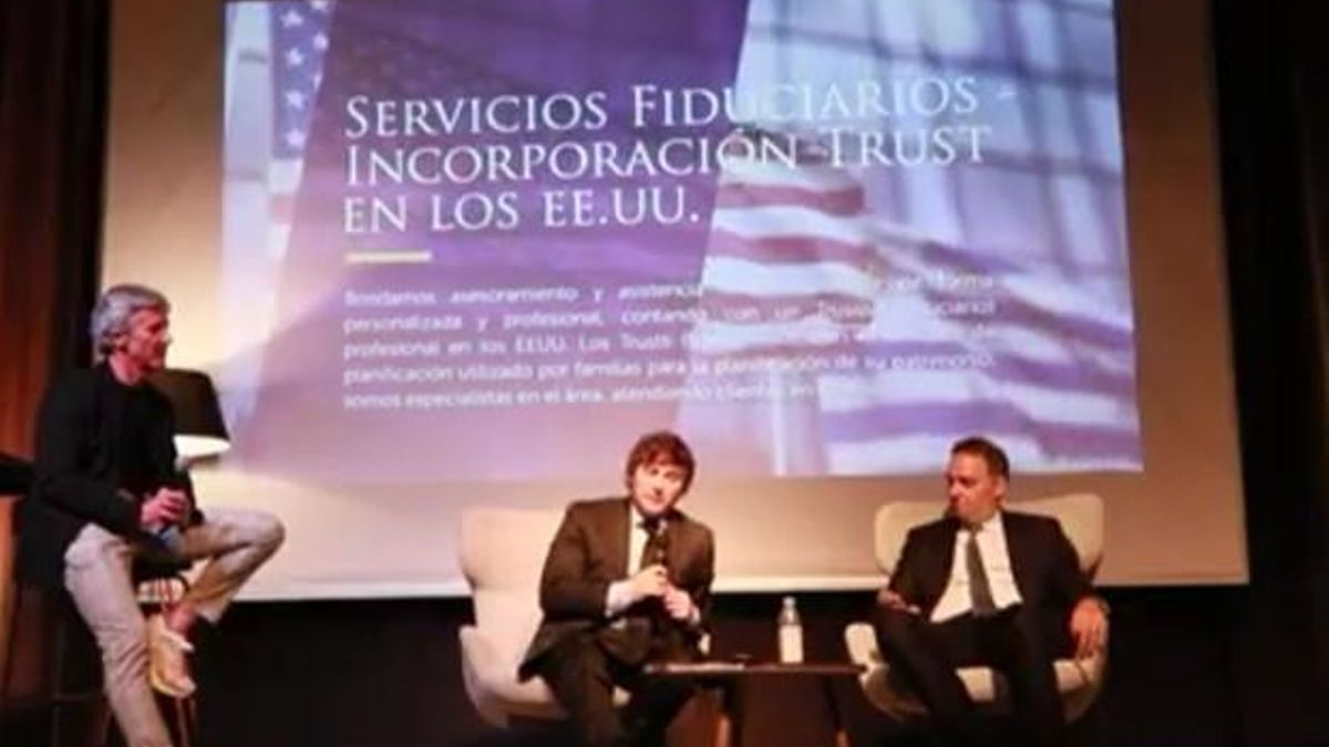 Marcelo Grandio, Javier Milei y Manuel Adorni, en el International College de Punta del Este, el 11 de febrero de 2022, antecedente de la cita en la Trump Tower.