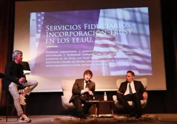 Marcelo Grandio, Javier Milei y Manuel Adorni, en el International College de Punta del Este, el 11 de febrero de 2022, antecedente de la cita en la Trump Tower.