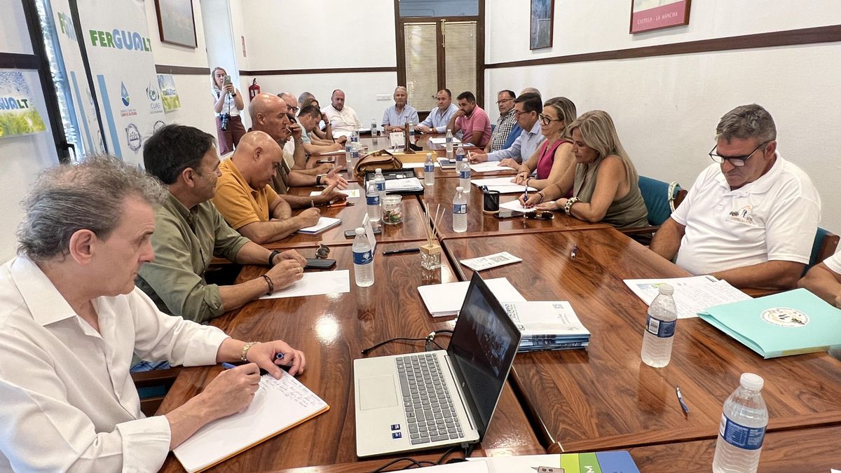Una de las reuniones mantenidas por los regantes