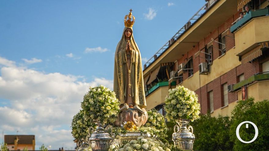 La salida procesional de la Virgen de Fátima, en imágenes