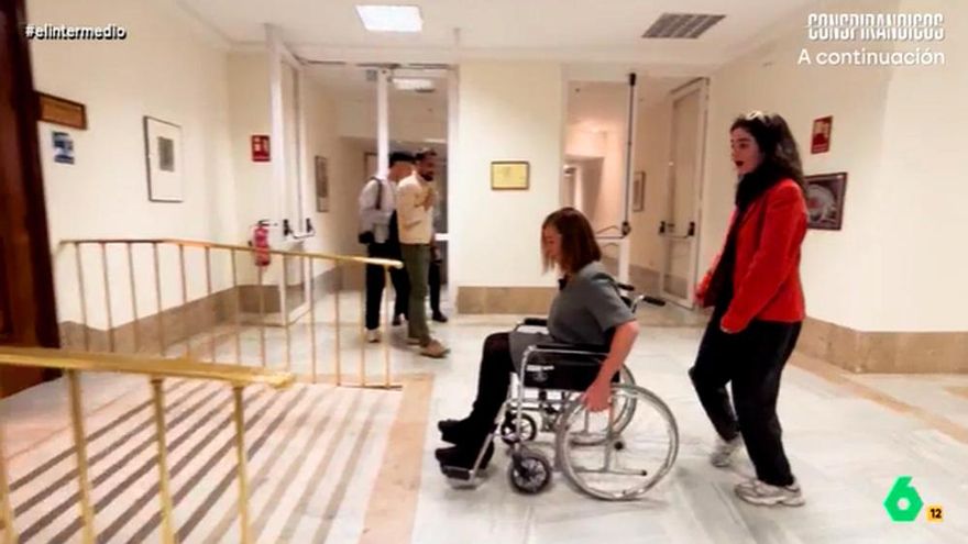 'El Intermedio' retó a la presidenta del Congreso a subir una rampa en silla de ruedas para comprobar la accesibilidad