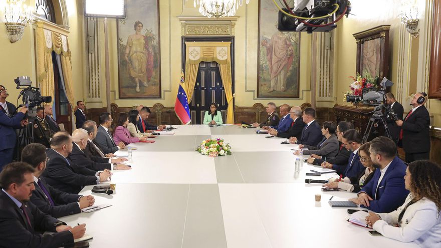 Fotografía cedida por el Palacio de Miraflores que muestra a la presidenta encargada de Venezuela, Delcy Rodríguez, en un acto de gobierno, en Caracas (Venezuela). EFE/ Palacio de Miraflores