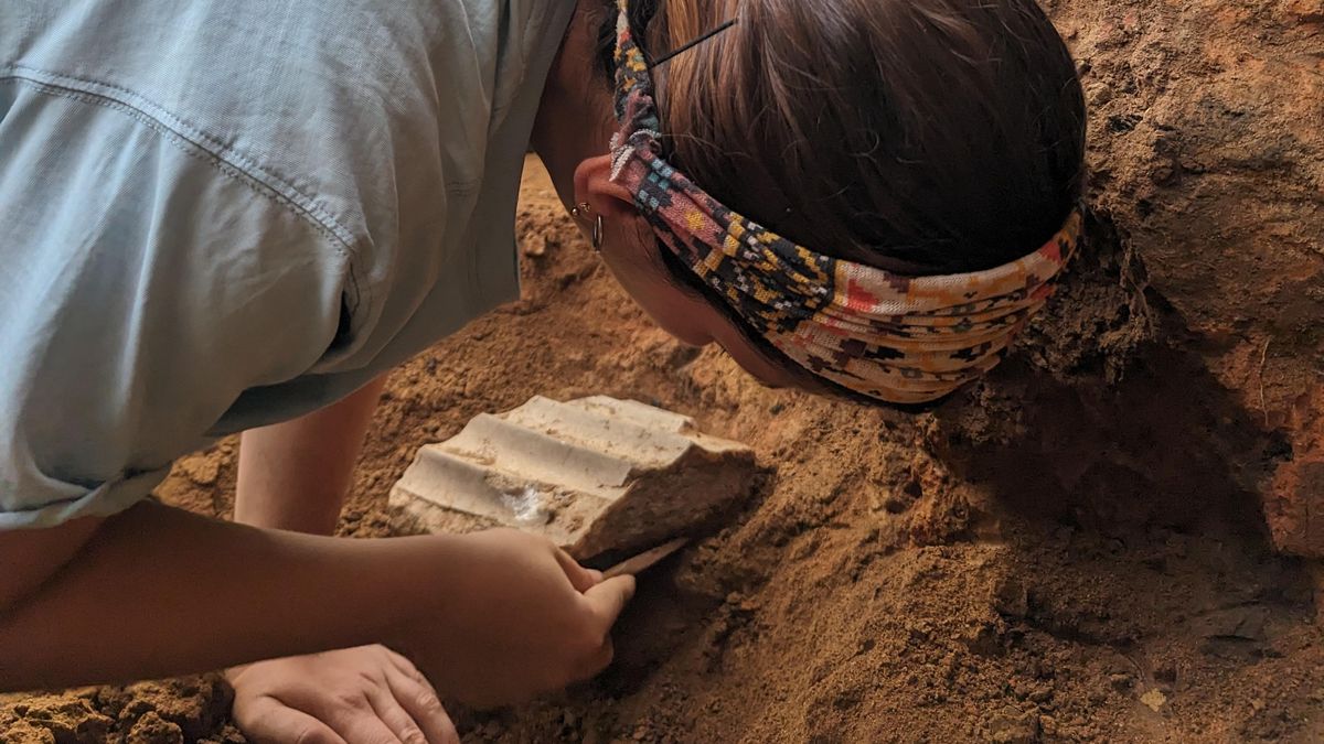 Hallado el altar de mármol griego más antiguo del Mediterráneo occidental en el yacimiento tartésico de Casas del Turuñuelo (Guareña, Badajoz)