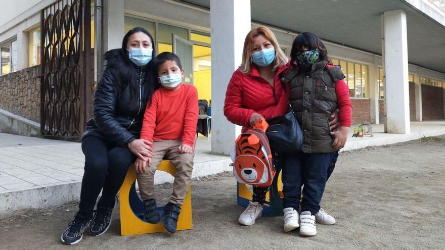Rossini y Elisa, con sus respectivos hijos, en el Centro Cívico Casa del Rellotge