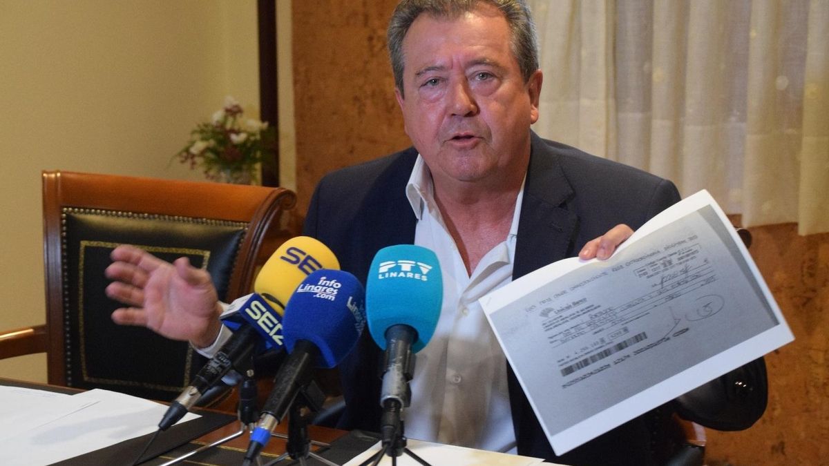 Juan Fernández, exalcalde de Linares, durante la rueda de prensa