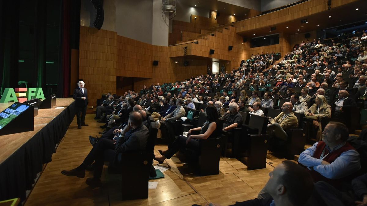 Más de 500 profesionales reivindican en Huesca la alfalfa deshidratada como pilar de la soberanía alimentaria en España