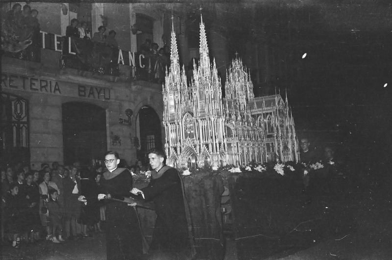 Procesión de los faroles de 1951 con un paso con la maqueta de lo que se pretendía construir en la catedral nueva de Vitoria