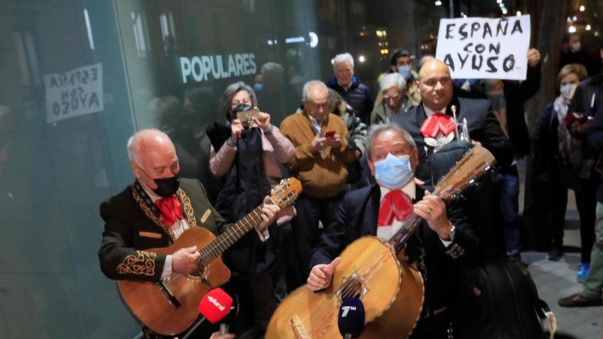 Militantes del PP se manifiestan ante la sede de Génova para pedir la dimisión de Casado y García Egea.