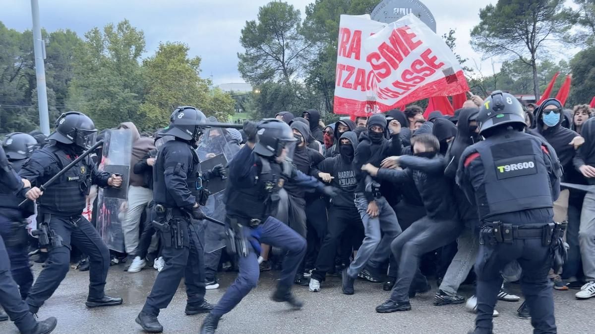 Cargas contra estudiantes en la protesta contra Vito Quiles en la Autònoma de Barcelona