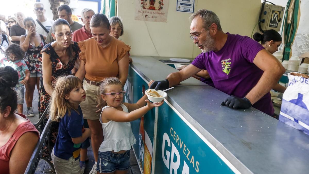 Salmorejá y ambiente en la Velá el día de la Fuensanta