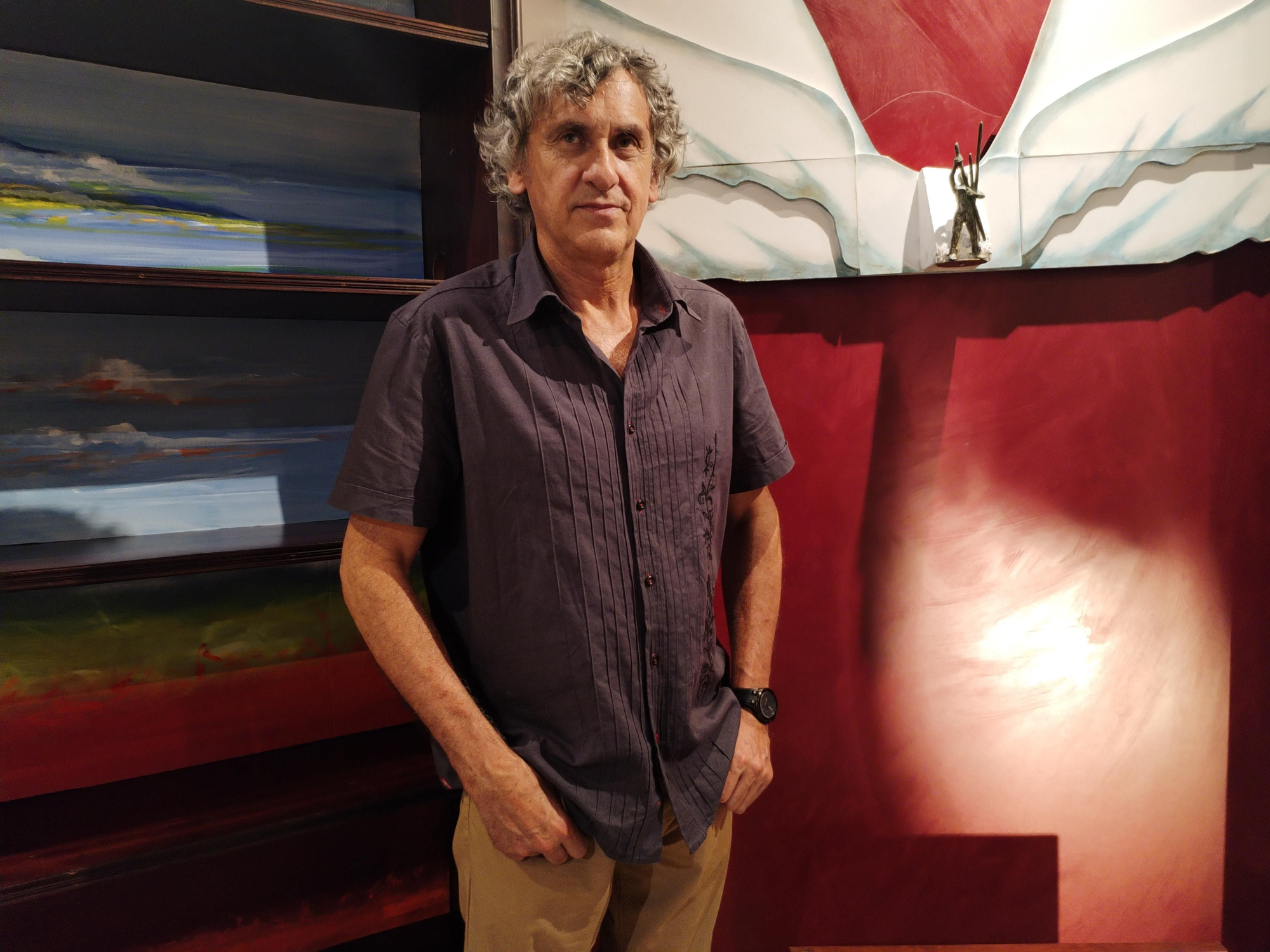 Pedro Calderón posa en su estudio.